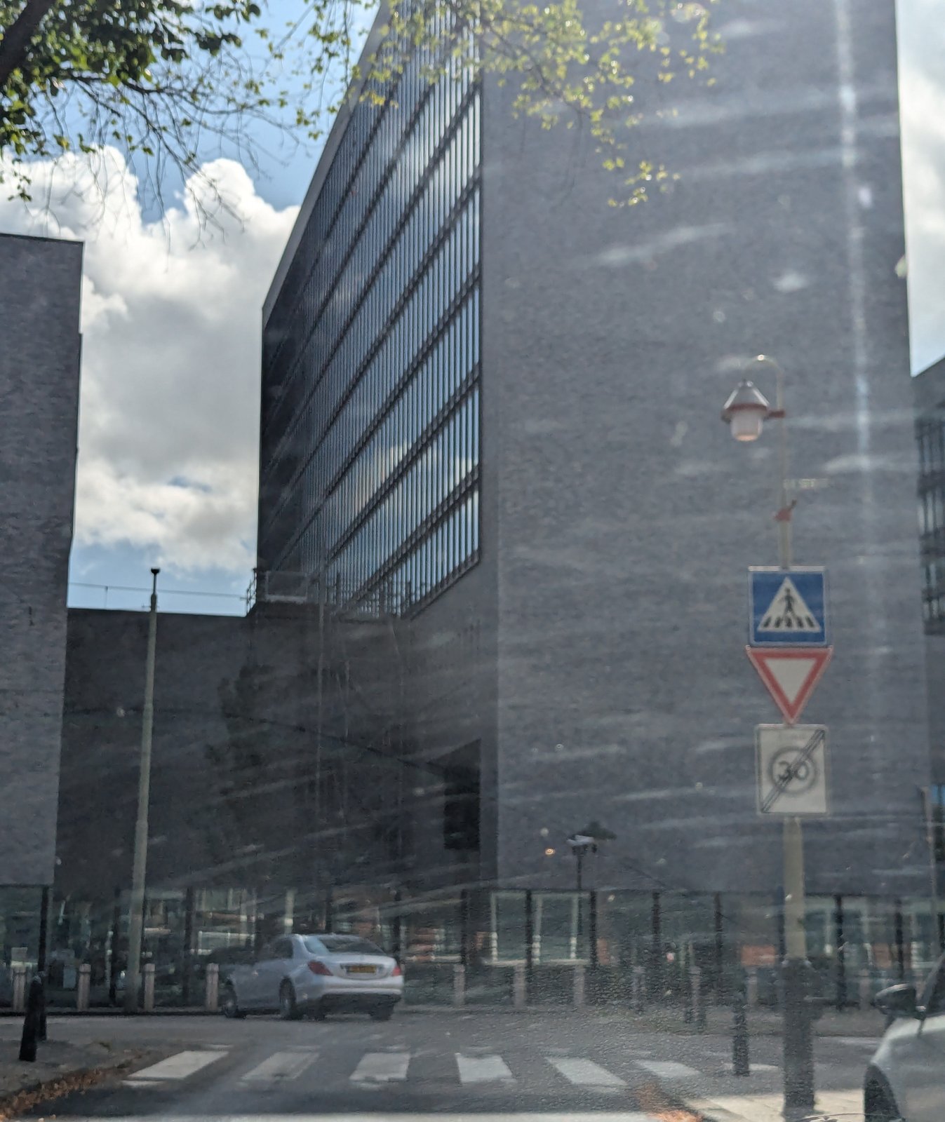 金属ルーバーが目を引く Europol 本部
