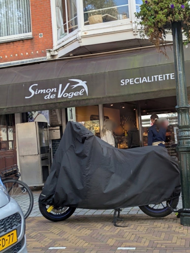 1979年創業のデリカテッセン Simon de Vogel の店構え