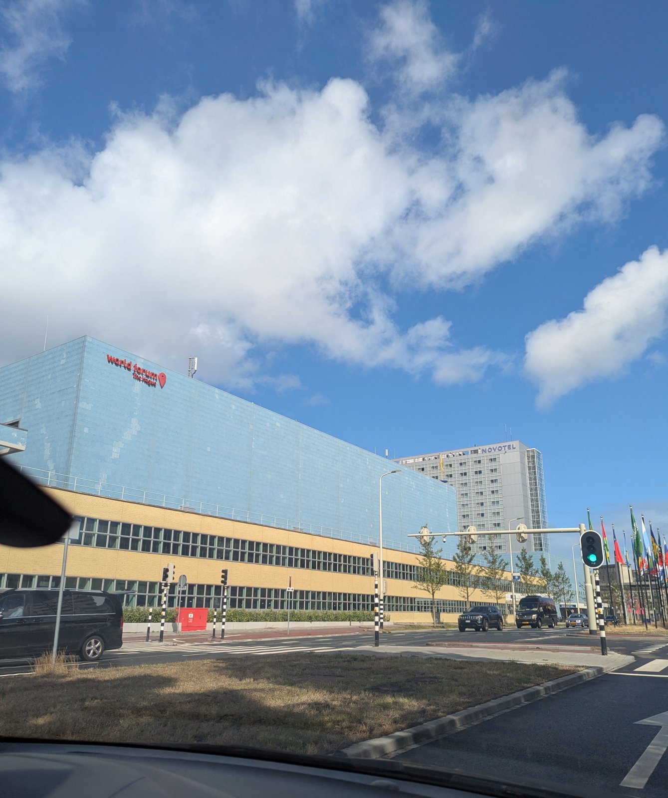 ガラス張りの World Forum